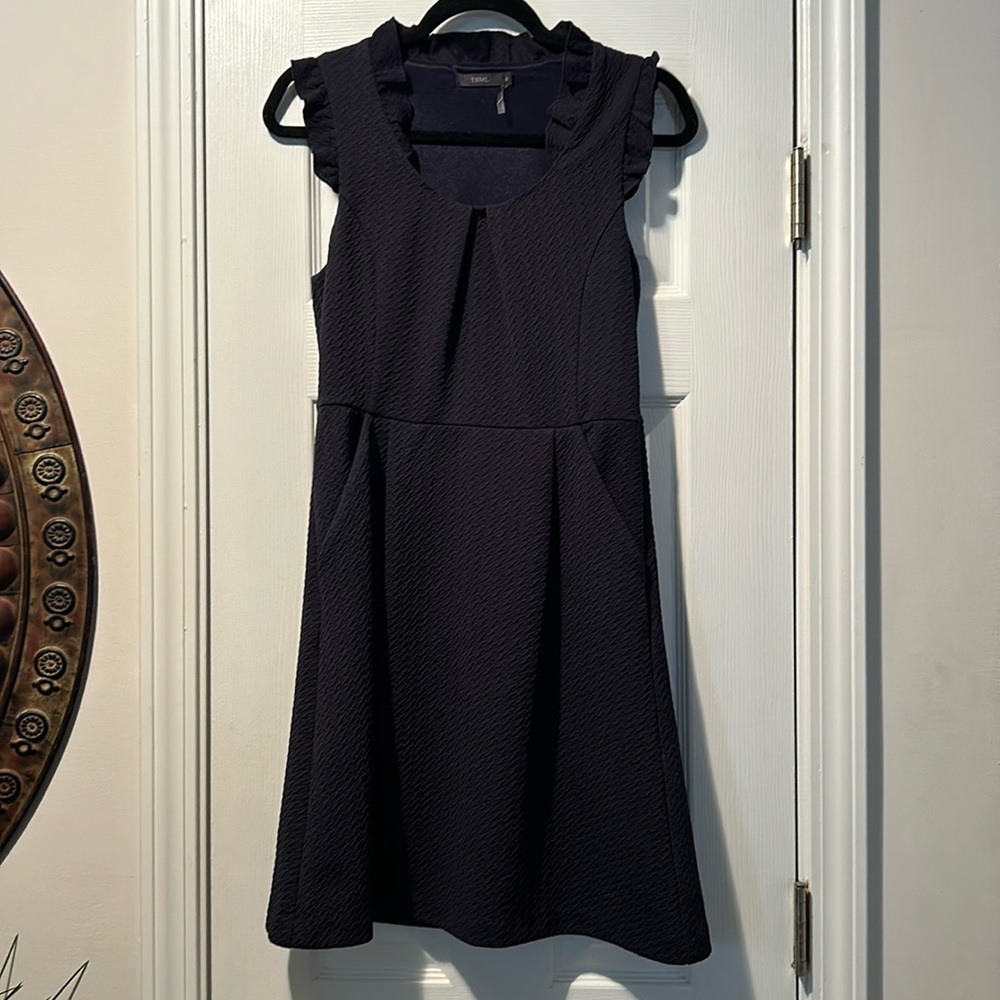 👗THML Chessie Textured Navy Sleeveless Ruffle Neck Midi Dress Stitch Fix - Picture 2 of 16